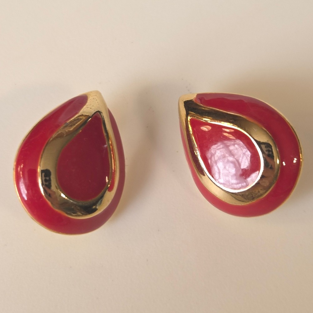 Vintage Unsigned Red Enamel Gold Tone Teardrop Clip On‎ Earrings Fashion Jewelry